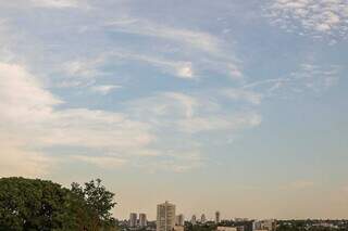 Amanhecer na capital sul-mato-grossense com nuvens no céu (Foto: Henrique Kawaminami)