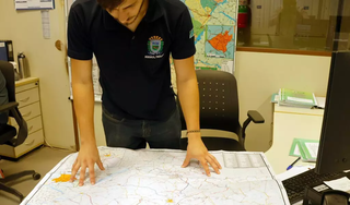 Profissional avalia mapa de obras em Mato Grosso do Sul. (Foto: Chico Ribeiro/Agesul)