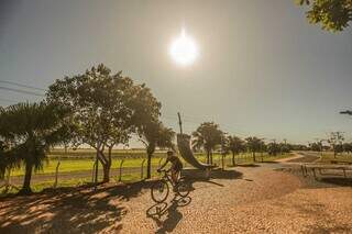 Ciclista pedala na Orla do Aeroporto de Campo Grande (Foto: Marcos Maluf) / Arquivo