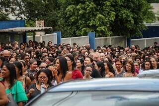 Professores de Campo Grande aguardam abertura de portões em local de prova. (Foto: Henrique Kawaminami)
