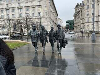 No Porto de Liverpool, a imponente estátua de bronze de dois metros de altura com os Beatles, Paul McCartney, George Harrison, Ringo Star e John Lennon - Foto: Paulo Nonato de Souza