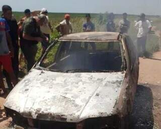 Carro queimado com dois moradores de MS, ontem a 20 km de Paranhos, no Paraguai (Foto: ABC Color)