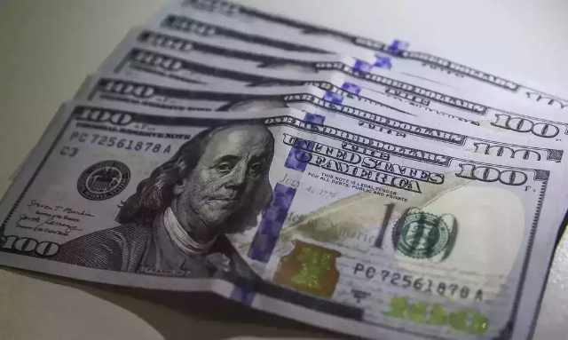 D&oacute;lar &agrave; vista abre semana com queda de 0,65%, cotado a R$ 4,90