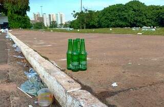 Garrafas de vidro, copos e plástico são jogados na calçada do Parque das Nações (Foto: Arquivo Pessoal)