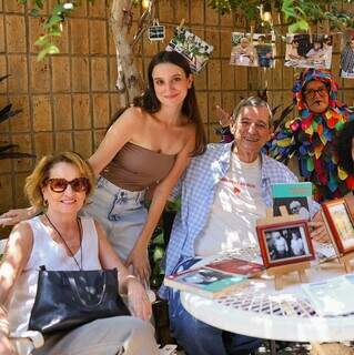 Maysa Barros, nora do poeta e a bisneta do poeta Stella e a atriz Ramona Rodrigues com o autor