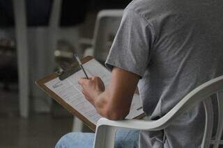 Candidato à vaga de emprego preenchendo os dados durante processo seletivo (Foto: Marcos Maluf)