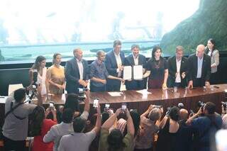 Governador Eduardo Riedel e ministros assinam pacto de adesão de MS contra fome (Foto: Marcos Maluf)