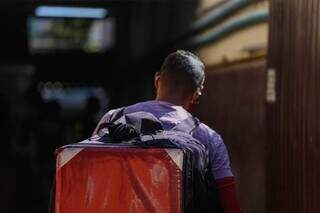 Motoentregador com bag nas costas, em Campo Grande (Foto: Marcos Maluf)