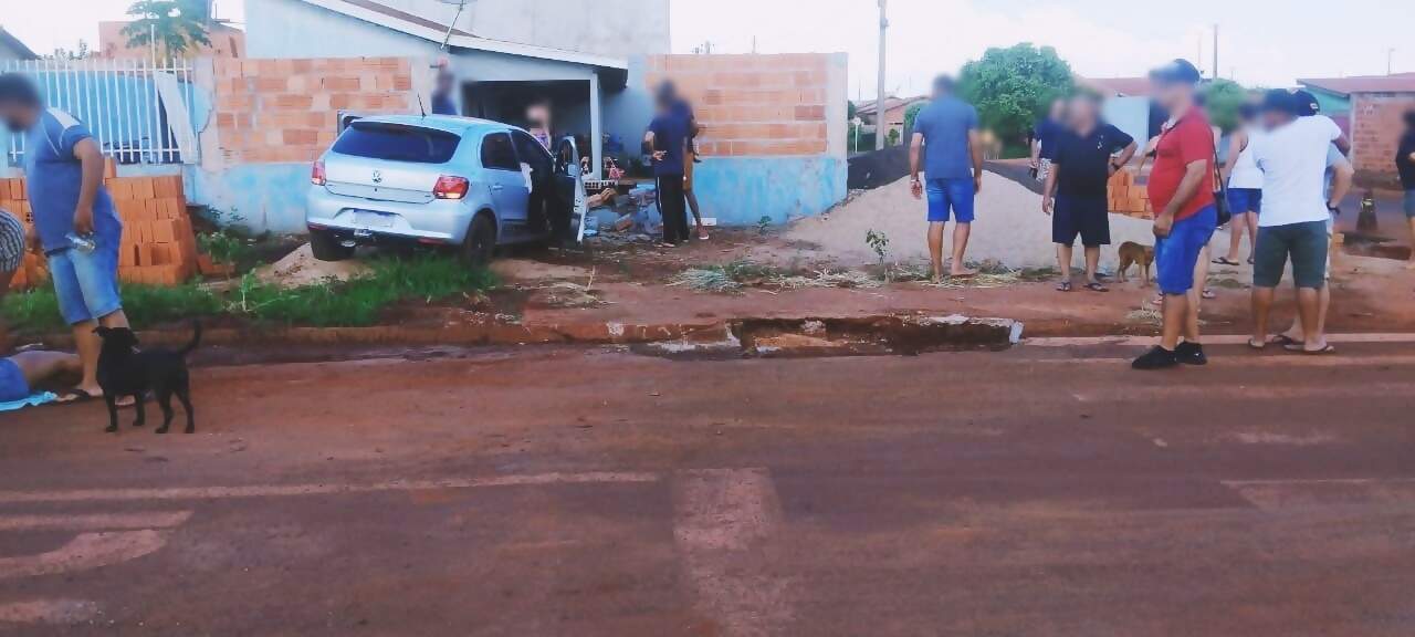 B Bada E Sem Cnh Condutora Bate Carro Em Muro De Casa E Atropela