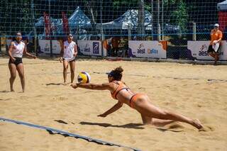 Ana Beatriz Sanches buscando bola em quadra de vôlei de praia (Foto: Acervo Pessoal) 