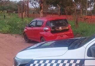 Fiat Mobi foi encontrado em local remoto, lado brasileiro da fronteira com o Paraguai. (Foto: Reprodução/PMMS)