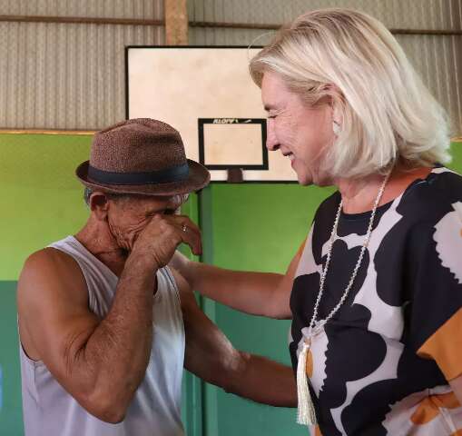 Primeiros moradores do Aero Rancho se emocionam ao receber t&iacute;tulo de im&oacute;veis