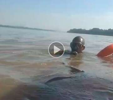 Bombeiros procuram homem que se afogou em rio ao cair de barco