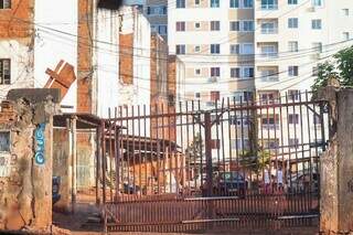 Fachada do residencial Atenas, conhecido como &#34;Carandiru&#34;, localizado na Rua Jamil Basmage, na Mata do Jacinto (Foto: Henrique Kawaminami)