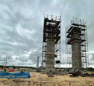 Pilares de ponte sobre o Rio Paraguai sendo construídos na divisa entre Porto Murtinho (MS) e Carmelo Peralta (PY) (Foto: Lucimar Couto)