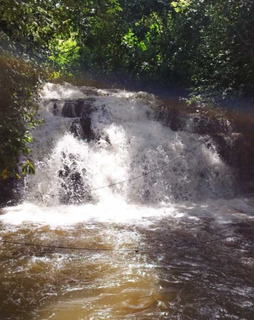 Cachoeira que compõe o cenário na fazenda Pontal das Águas. (Foto: Divulgação)