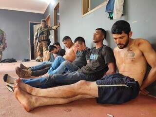 Os presos em esconderijo de traficante, na fronteira do Paraguai com MS (Foto: Senad)