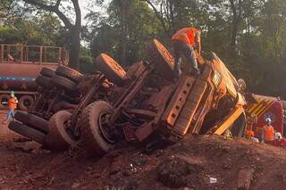 Motorista fica ferido ap&oacute;s caminh&atilde;o tombar em mina 