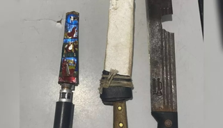 Facão e canivetes encontrado com a vítima dos disparos. (Foto: Reprodução/PMMS)
