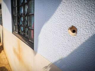 Um dos disparos atingiu a parede da casa (Foto: Henrique Kawaminami)