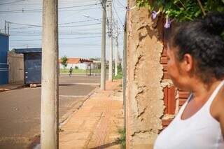 Ana Magalhães em frente a sua casa, onde tentativa de assalto aconteceu (Foto: Henrique Kawaminami)