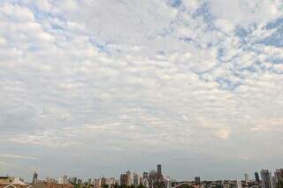 Céu de Campo Grande com algumas nuvens nesta manhã (Foto: Henrique Kawaminami)