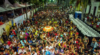 Foliões curtem bloco de rua em Corumbá. (Foto: Silvio Andrade/FCMS)