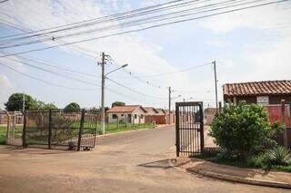 Entrada do condomínio não possui segurança, reclama Ana Magalhães (Foto: Henrique Kawaminami)