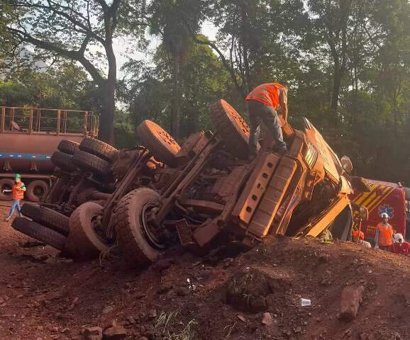 Motorista fica ferido ap&oacute;s caminh&atilde;o tombar em mina 