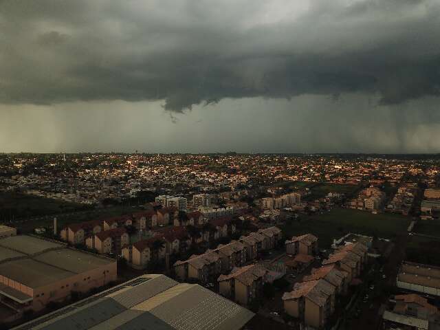 Sob alerta de tempestade, chuva atinge alguns pontos da Capital