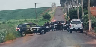 Movimentação de policiais civis na manhã desta terça-feira em Chapadão do Sul (Foto: O Correio News) 