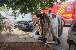 Após a colisão, Gol parou tombado (Foto: Marcos Maluf)