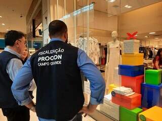 Equipe do Procon realizou fiscalização no Shopping Norte Sul, nesta terça-feira (19) (Foto: Geniffer Valeriano)