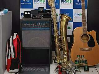 Instrumentos musicais foram encontrados na casa de um dos suspeitos. (Foto: Reprodução/PMMS)