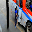 Com filha no colo, passageira fica com braço preso em porta de ônibus 