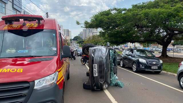 Idosa tem mal s&uacute;bito ao volante, bate carro e tomba na Afonso Pena