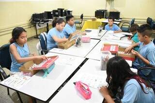 Alunos fazendo atividade na sala de aula de escola municipal (Foto: Divulgação/Prefeitura de Campo Grande)