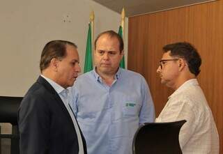 Da esquerda para a direita: deputado estadual Coronel David (PL), presidente da Famasul, Marcelo Bertoni e presidente da Acrisul, Guilherme Bumlai (Foto: Paulo Francis)