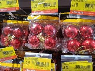 Conjunto de bolas decorativas para árvre de Natal custa, em média, R$ 7. (Foto: Alex Machado)