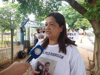 Tânia quer saber dos médicos o que aconteceu com o filho (Foto: Idaicy Solano)