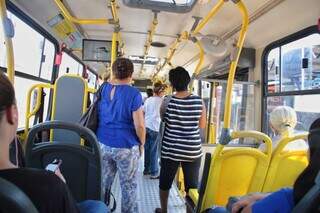 Passageiros em ônibus do transporte coletivo, em Campo Grande. (Foto: Paulo Francis)