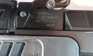 Fuzil com a inscrição &#34;IAS-PY&#34; liga armas encontradas com pistoleiros à empresa (Foto: Divulgação)