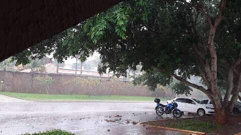 Campo Grande tem chuva leve e meteorologia emite alerta para todo MS
