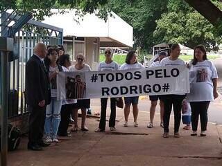 Segurando faixa &#34;Todos pelo Rodrigo&#34;, família protestou nesta manhã em fente ao hospital (Foto: Idaicy Solene)