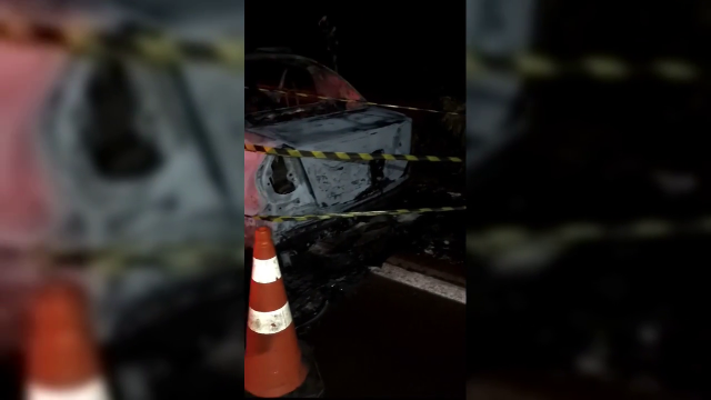 Abandonado, carro pega fogo &agrave;s margens da BR-262