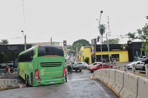 Ônibus fica preso em ponte e causa congestionamento na Ricardo Brandão