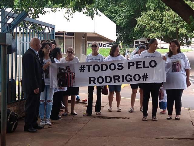 Fam&iacute;lia de jovem em estado vegetativo protesta em frente ao Hospital Regional 