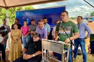 Ao lado de Nelsinho Trad, Alan Guedes fala em entrega de obras (Foto: Assecom)