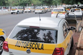 Veículo de autoescola durante prova de baliza, na sede do Detran-MS, em Campo Grande (Foto: Divulgação)