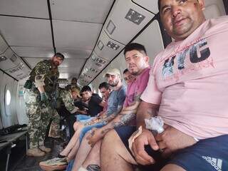 Pistoleiros de traficante quando eram levados de avião para a capital do Paraguai (Foto: Divulgação)